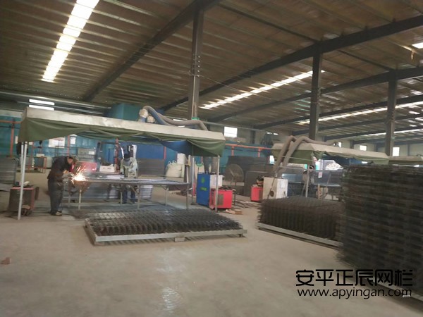 公路護(hù)欄網(wǎng)直接生產(chǎn)廠家