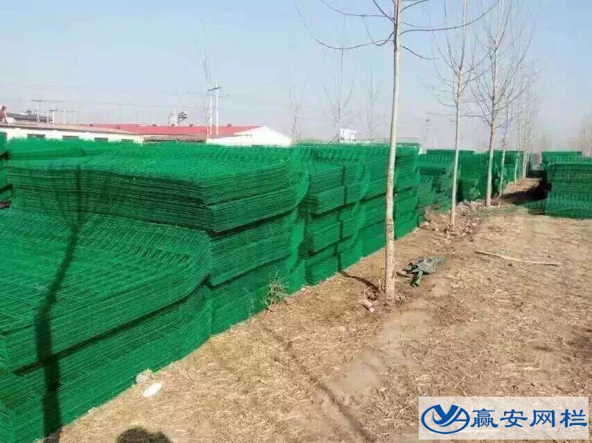 公路護(hù)欄網(wǎng)哪里賣