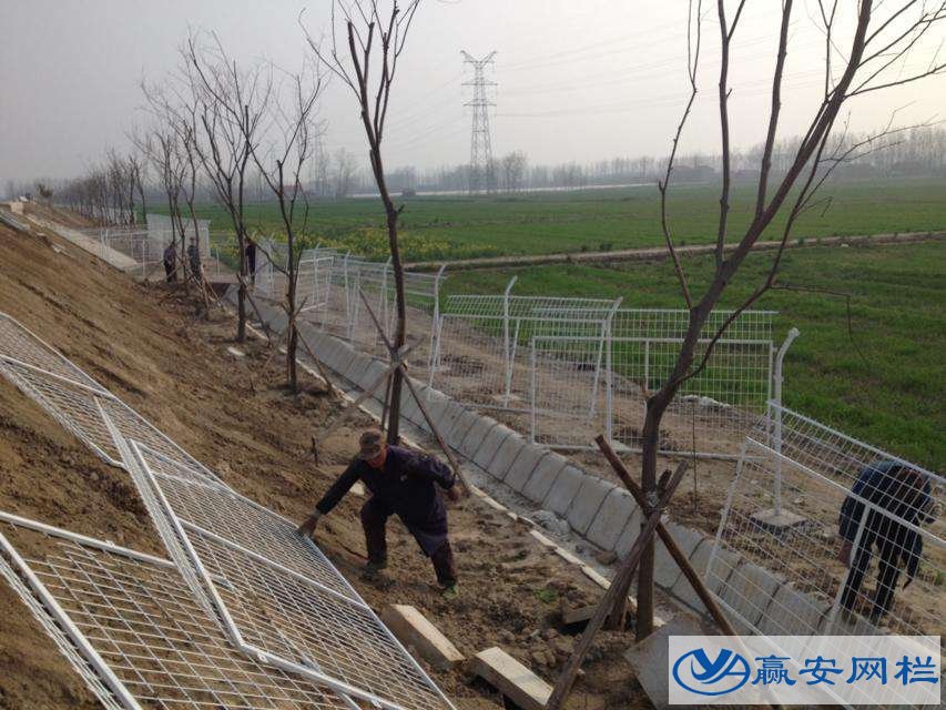 公路護(hù)欄網(wǎng)安裝