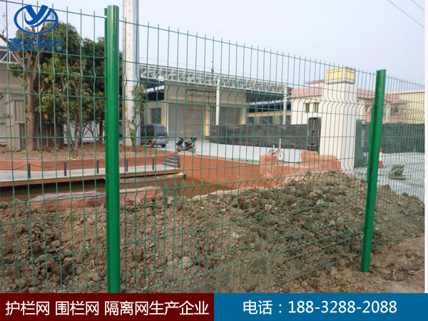 鐵絲網(wǎng)圍欄 鐵絲網(wǎng)圍欄