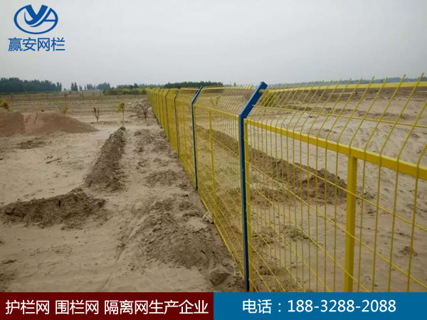 鐵絲網(wǎng)圍欄 鐵絲網(wǎng)圍欄