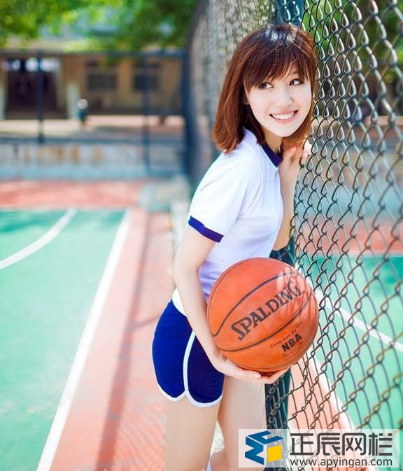 籃球場(chǎng)圍網(wǎng)美女